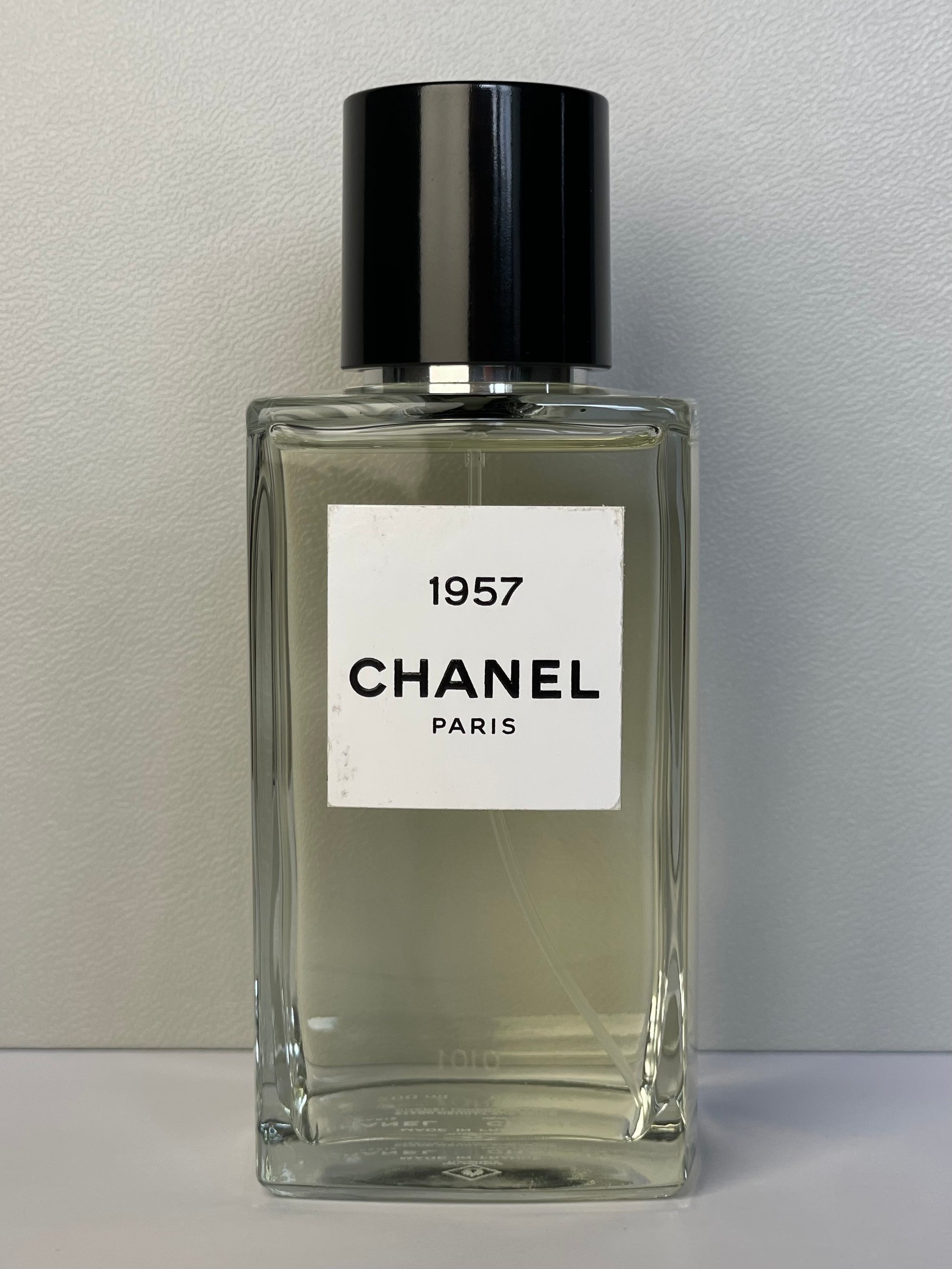 1975 Eau de Parfum Les Exclusifs de Chanel Paris. Accord sensuel muscs blancs bergamote iris néroli notes cédrées miellées poudrées. CapitoleParfum Décants