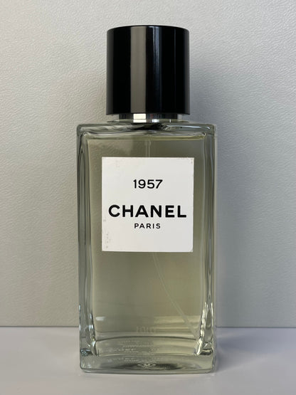 1975 Eau de Parfum Les Exclusifs de Chanel Paris. Accord sensuel muscs blancs bergamote iris néroli notes cédrées miellées poudrées. CapitoleParfum Décants