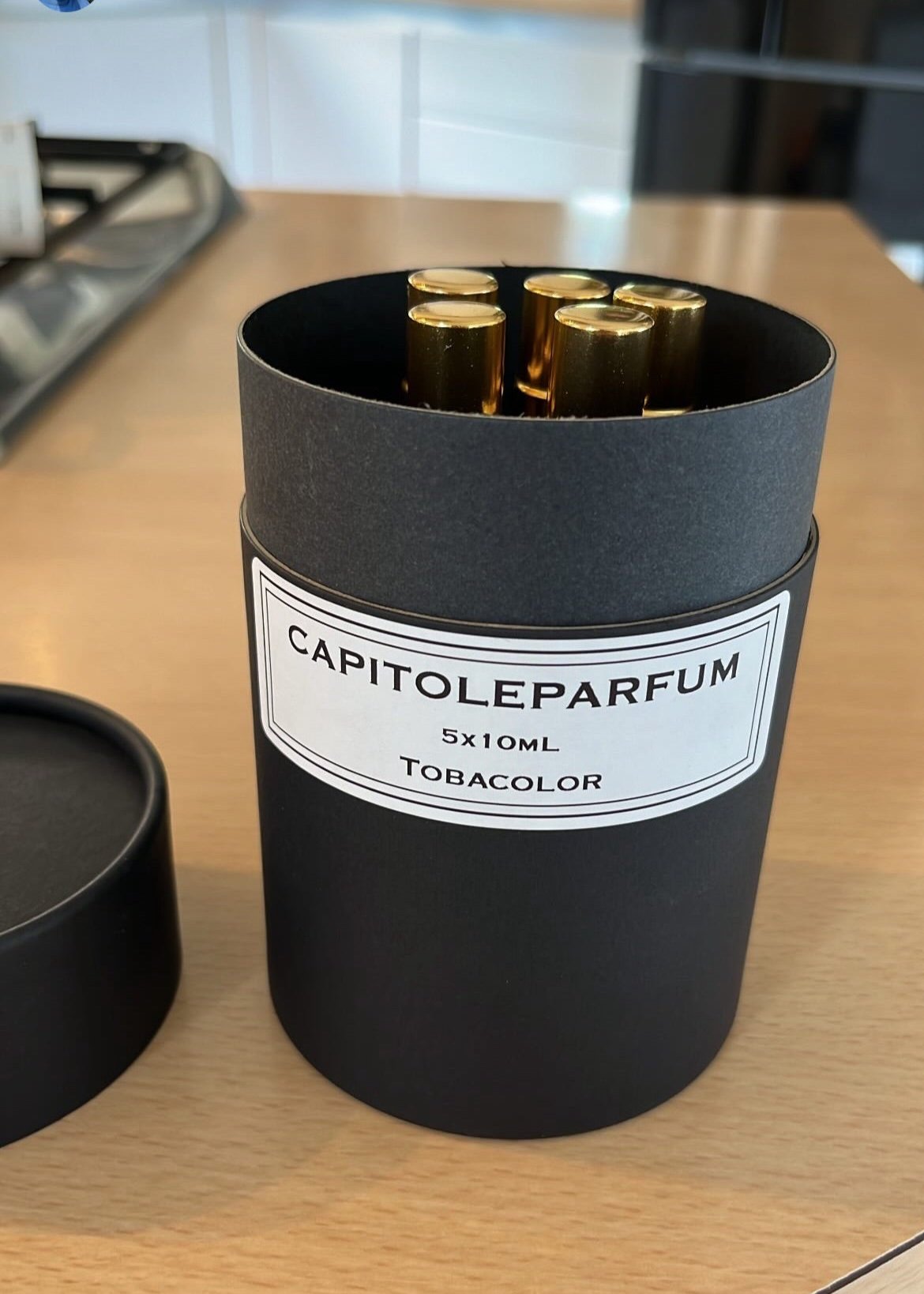 Photo d'un client montrant la réception de sa boîte CapitoleParfum contenant 5 flacons de 10mL de Tobacolor de Christian Dior Collection Privée