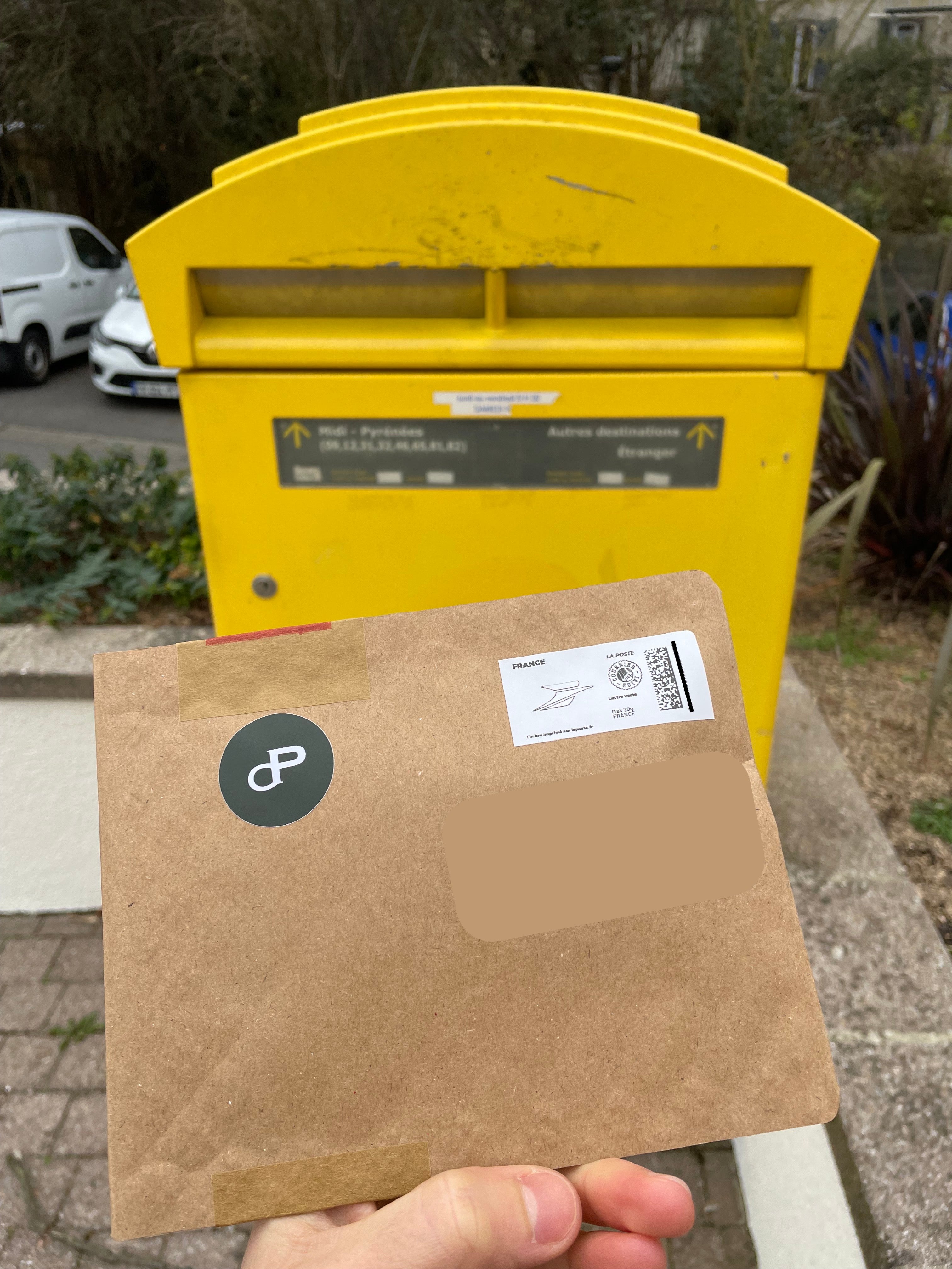 Commande CapitoleParfum envoyées par lettre suivie. Devant une boîte aux lettres jaune de la Poste. Courrier CP