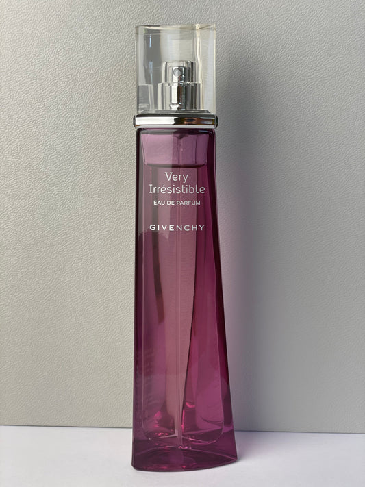 Very Irrésistible Eau de Parfum Parfum Givenchy 75mL Florale Sensuelle Cassis Violette Anis étoilé Rose Magnolia Patchouli Vanille CapitoleParfum Décant